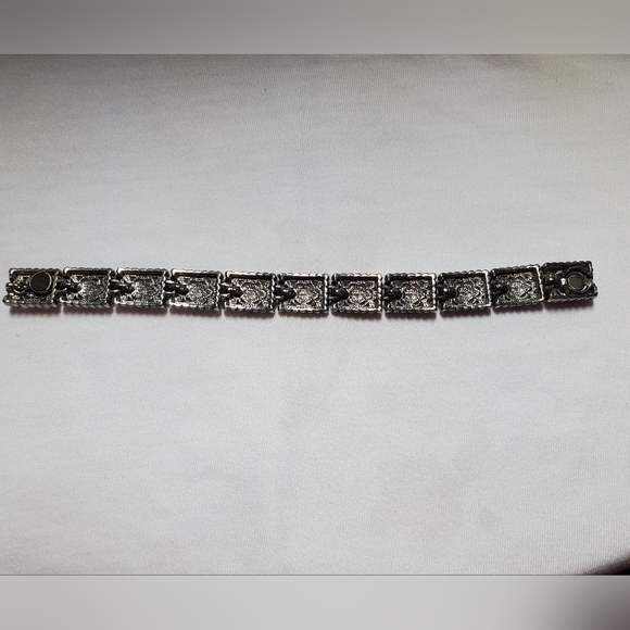 Vintage Silver Bracelet With Black Triangular Accents - Picture 4 of 4